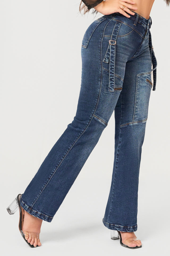 Pantalón bota recta, con bolsillos traseros, diseño único y elegante que alarga las piernas.