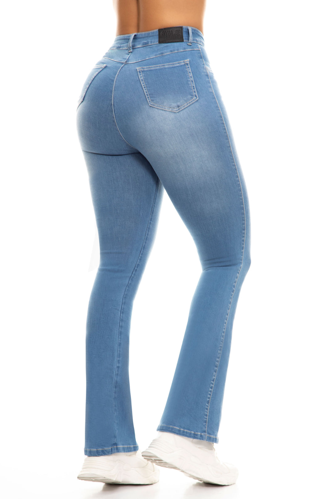 Jeans súper strech en color azul, bota campana, tiro alto, pretina delgada de un solo botón.