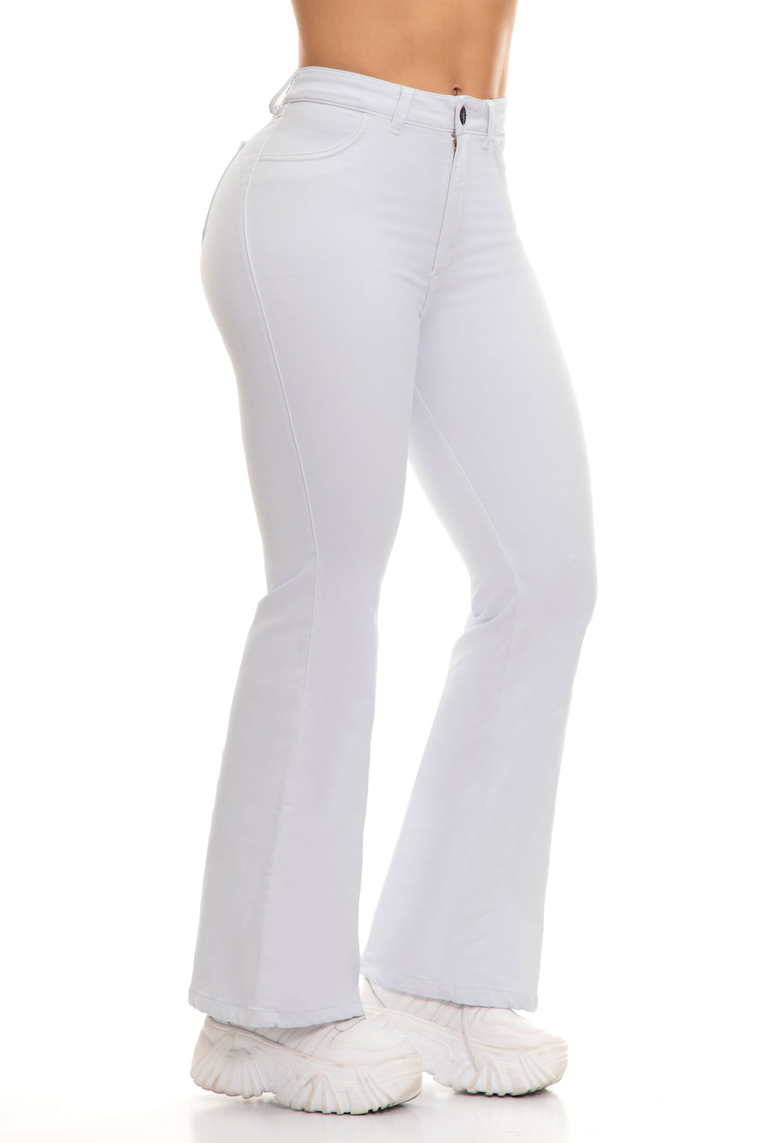 Jeans súper strech en color blanco, con bota campana, tiro alto, diseño de pretina delgada de un solo botón.