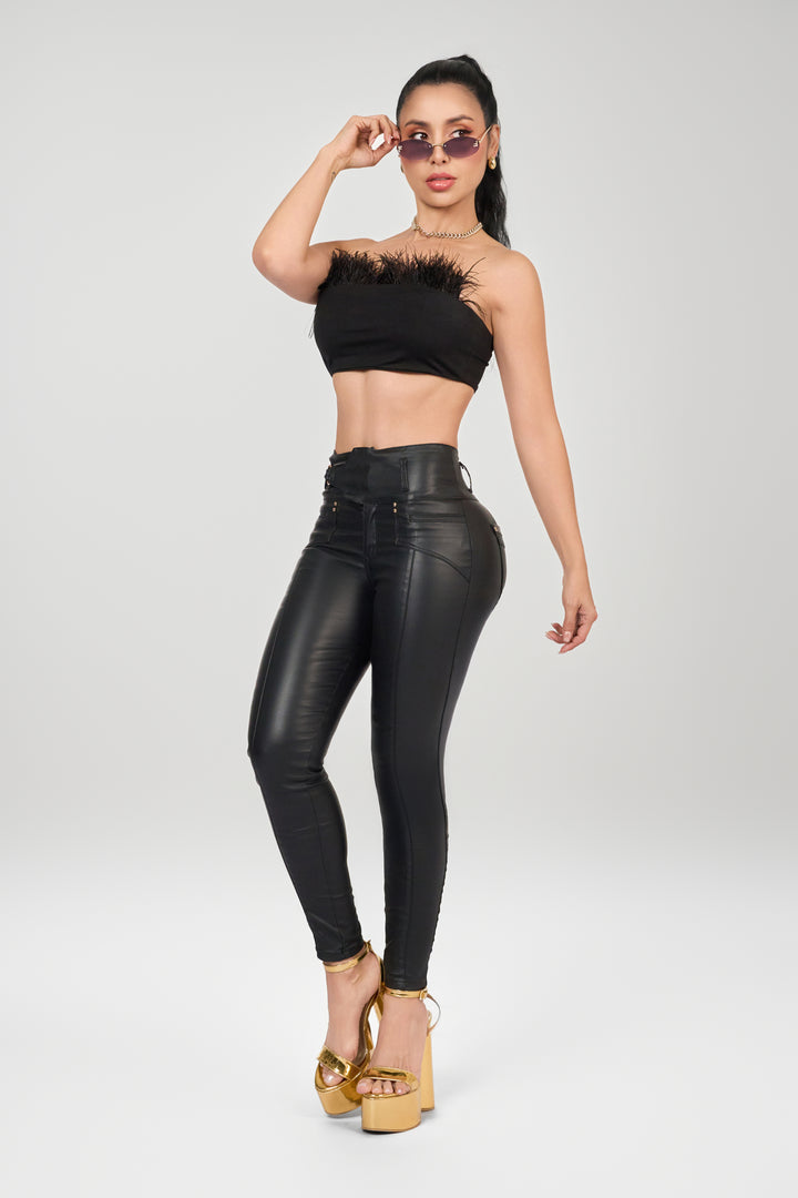 Pantalón efecto cuero, tiro alto, con bolsillos traseros. Diseño que eleva cualquier look.