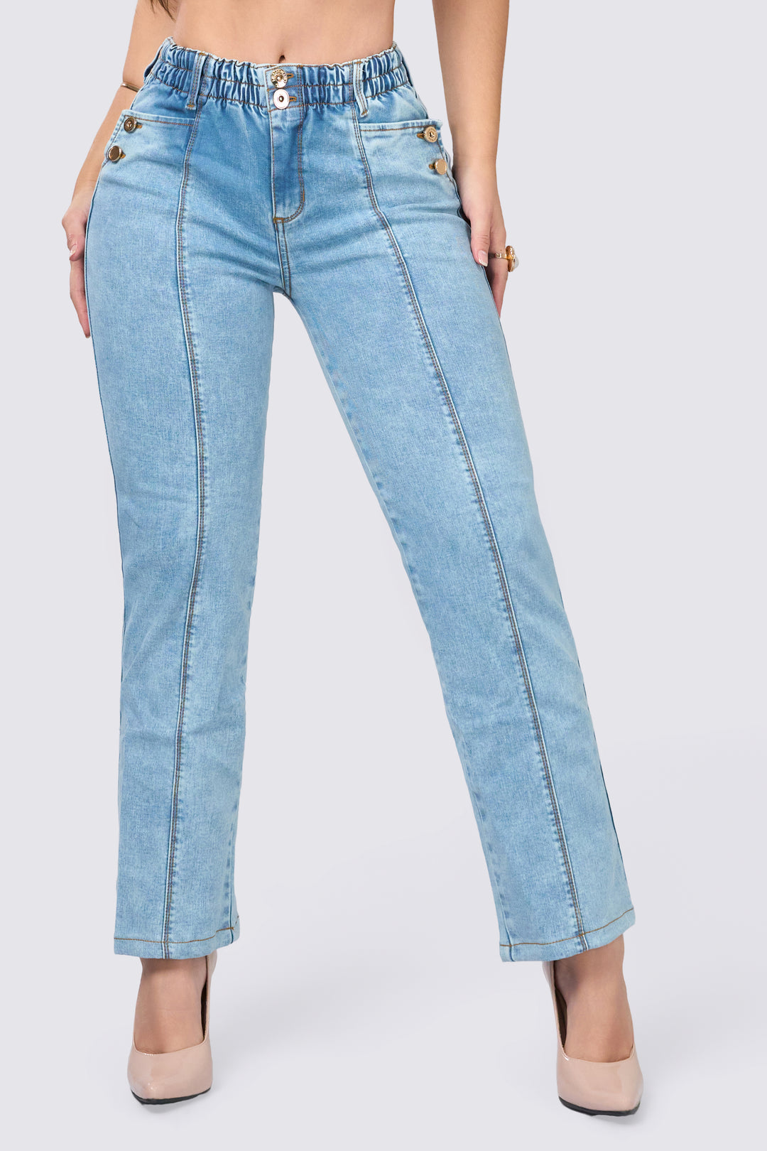 Pantalón bota recta, azul claro, con pretina elástica y arrunchada y costuras frontales que alargan la figura.