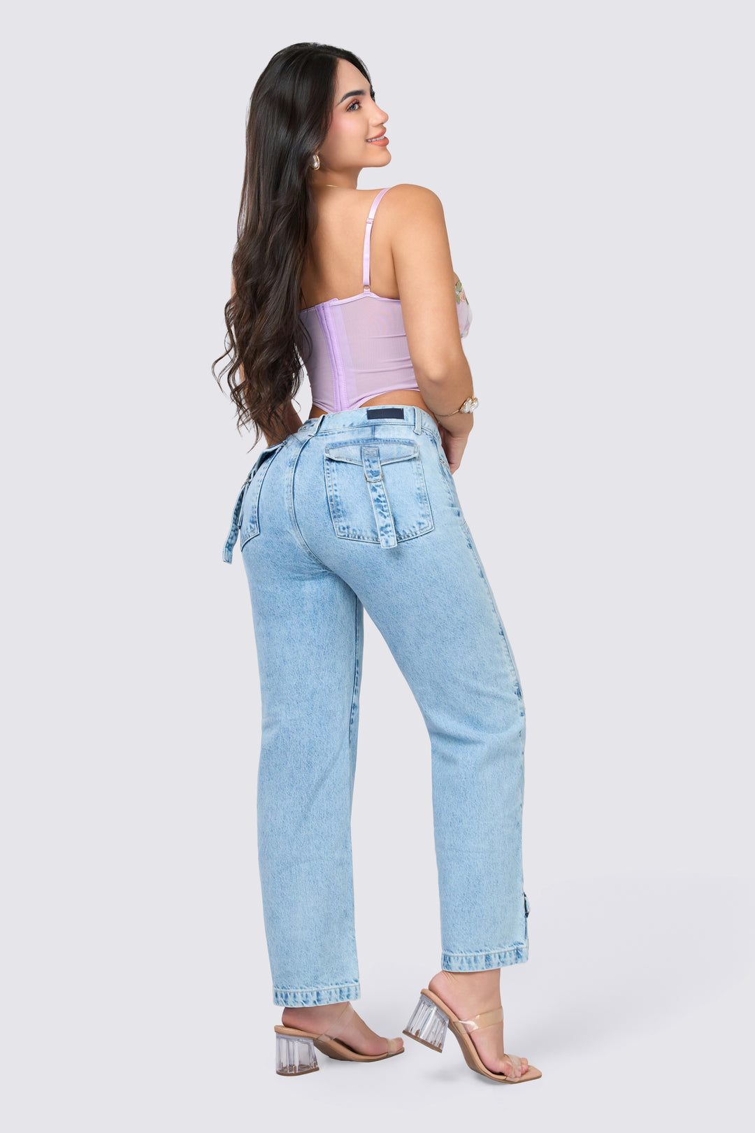 Pantalón bota recta, de pretina delgada, color azul claro, bolsillos traseros y ajuste suave y cómodo.