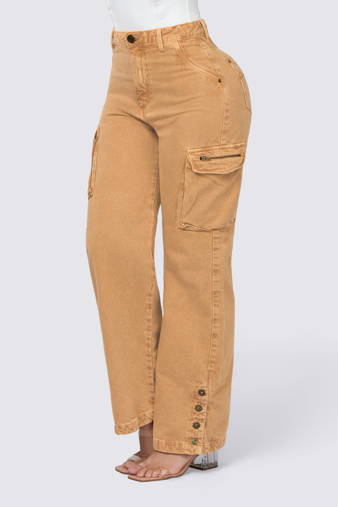 Pantalón estilo wide leg, con bolsillos laterales, de color caramelo, de denim suave y cómodo.
