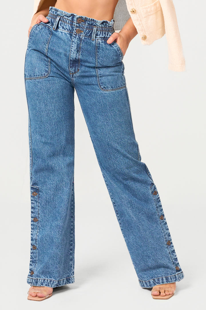 Jean color azul, estilo wide leg, con pretina arrunchada  que hace destacar la figura.