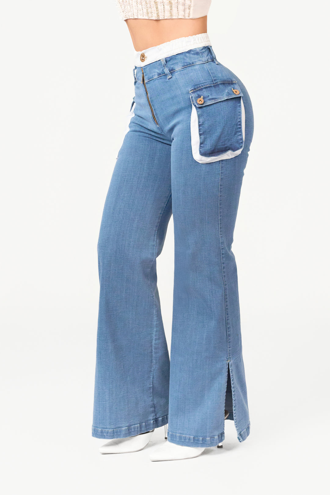 Pantalón bota campana color azul, con bolsillos a los laterales estilo cargo. 