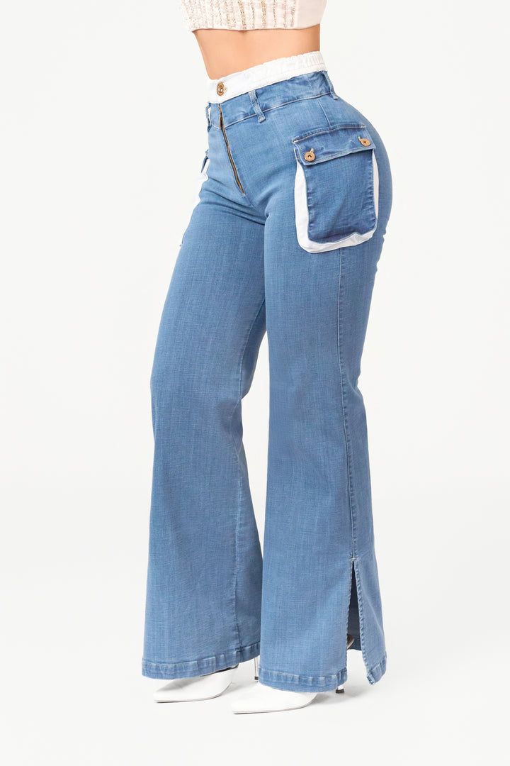 Pantalón bota campana color azul, con bolsillos a los laterales estilo cargo. 