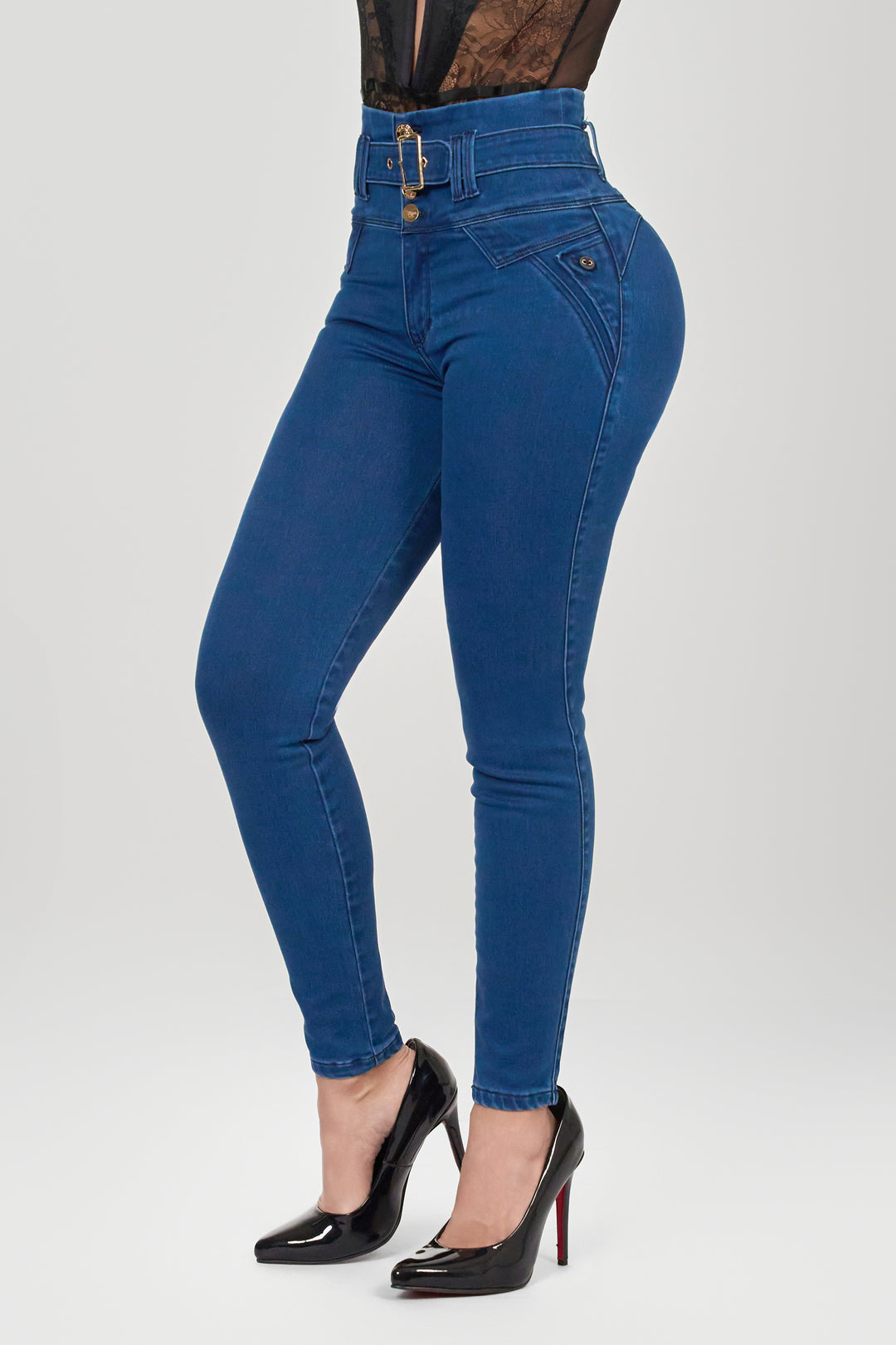 Skinny jeans color azul, con cinturón en denim y hebilla metálica que se ajusta a la cintura. 