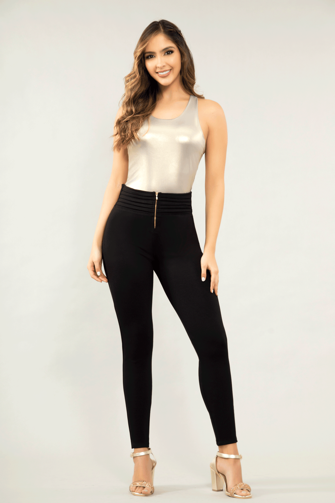 Blusa dorada con pantalon negro hotsell