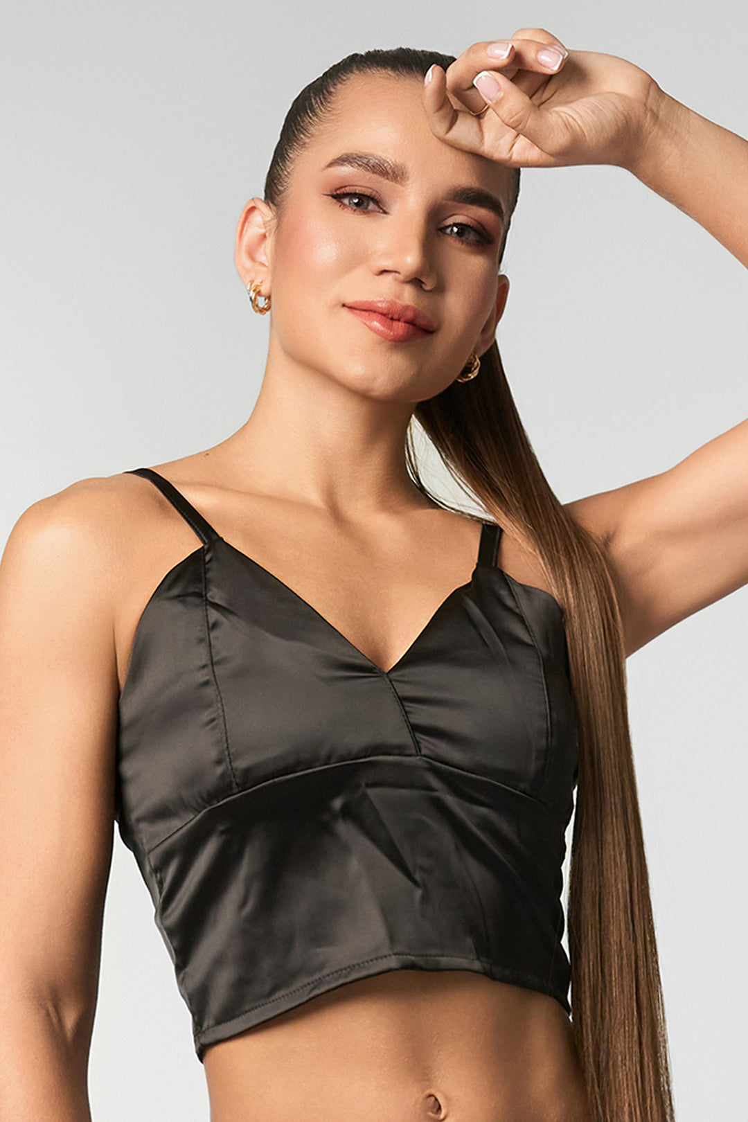 Blusa de color negro, con tirantes y escote en V.