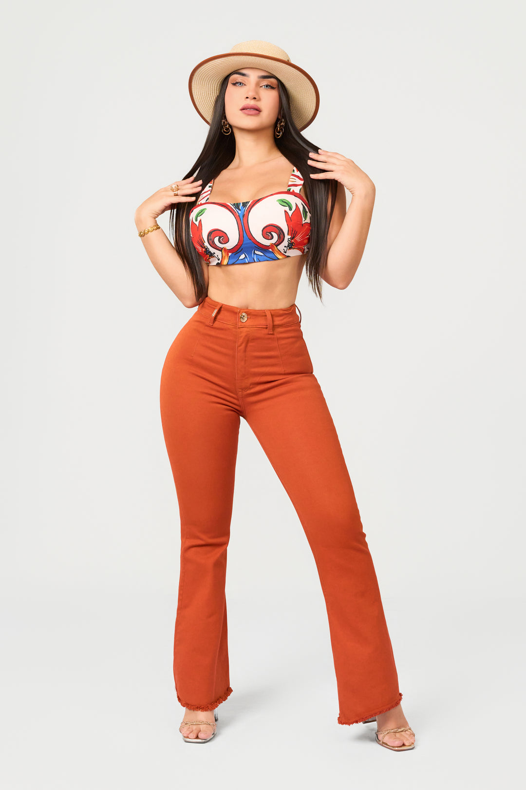 Pantalón bota campana color terracota, un ajuste que realza la figura. ¡Luce increíble con nuestros jeans!