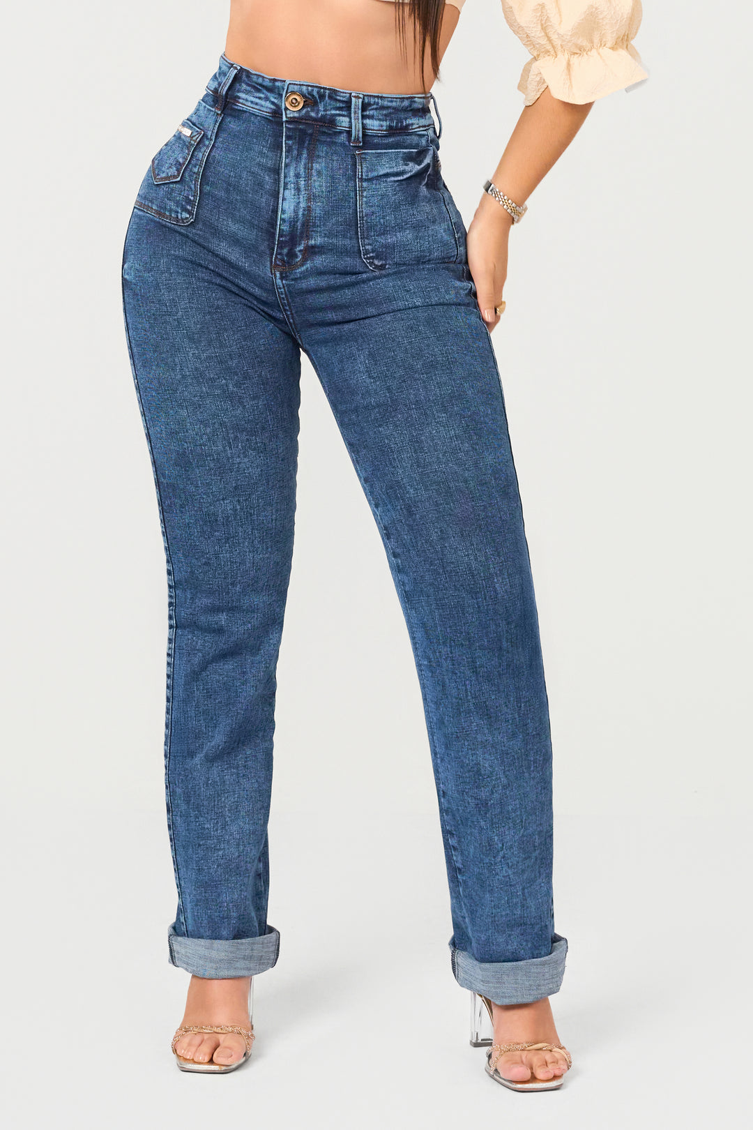 Pantalón bota recta, tiro alto, pretina delgada, ajuste perfecto y levanta cola.