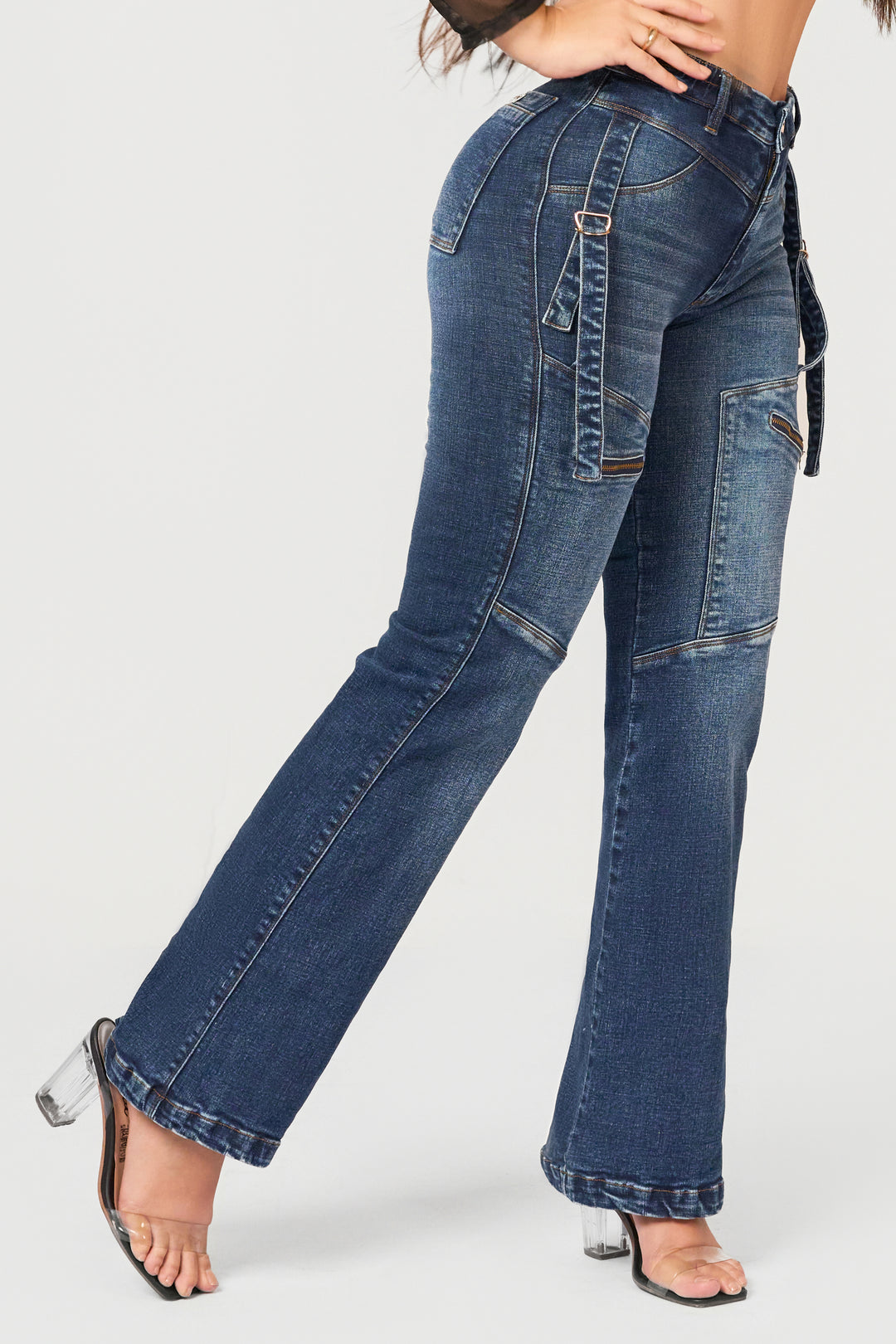 Pantalón bota recta, con bolsillos traseros, diseño único y elegante que alarga las piernas. 