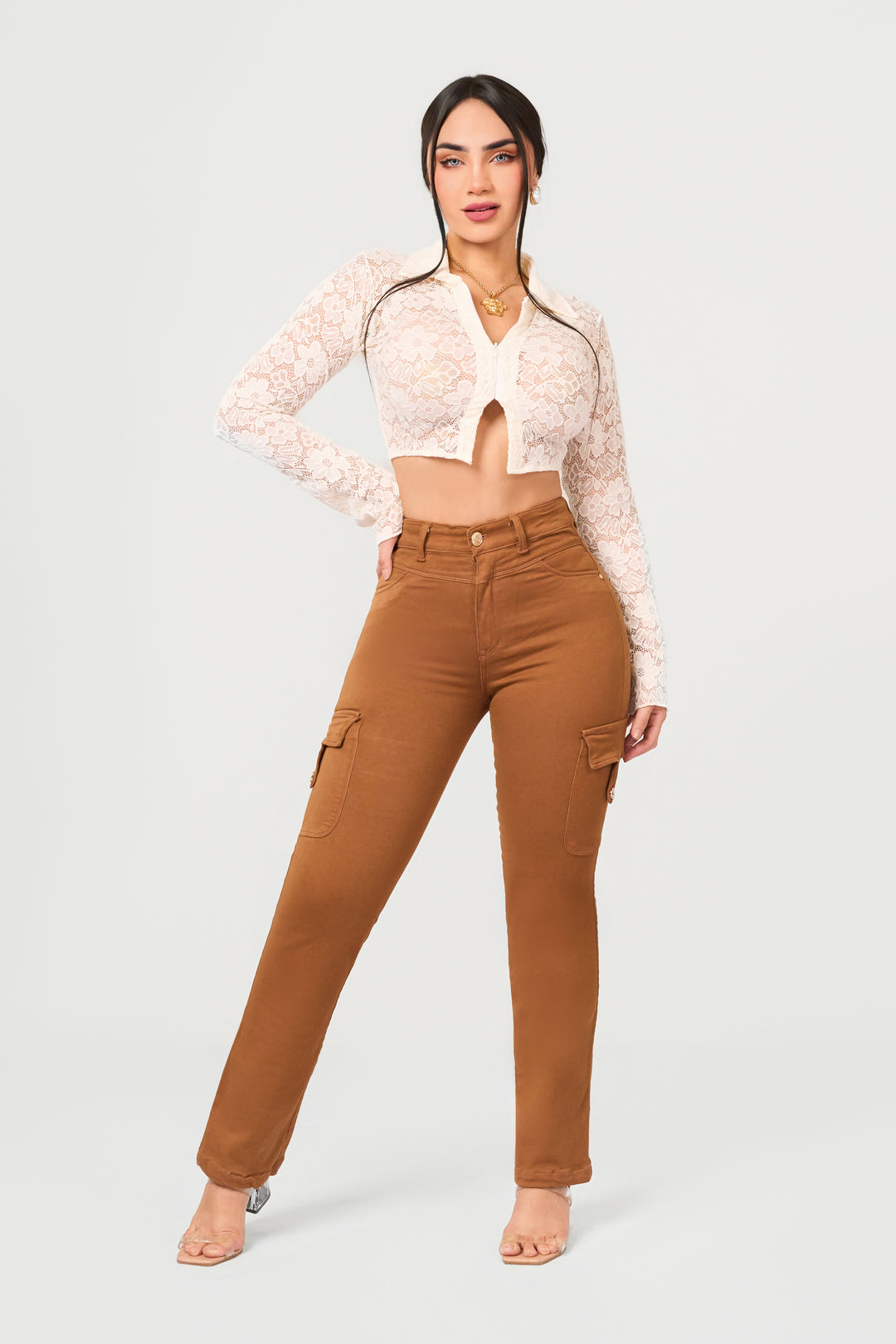 Pantalón bota recta de color terracota, y bolsillos laterales estilo cargo. 