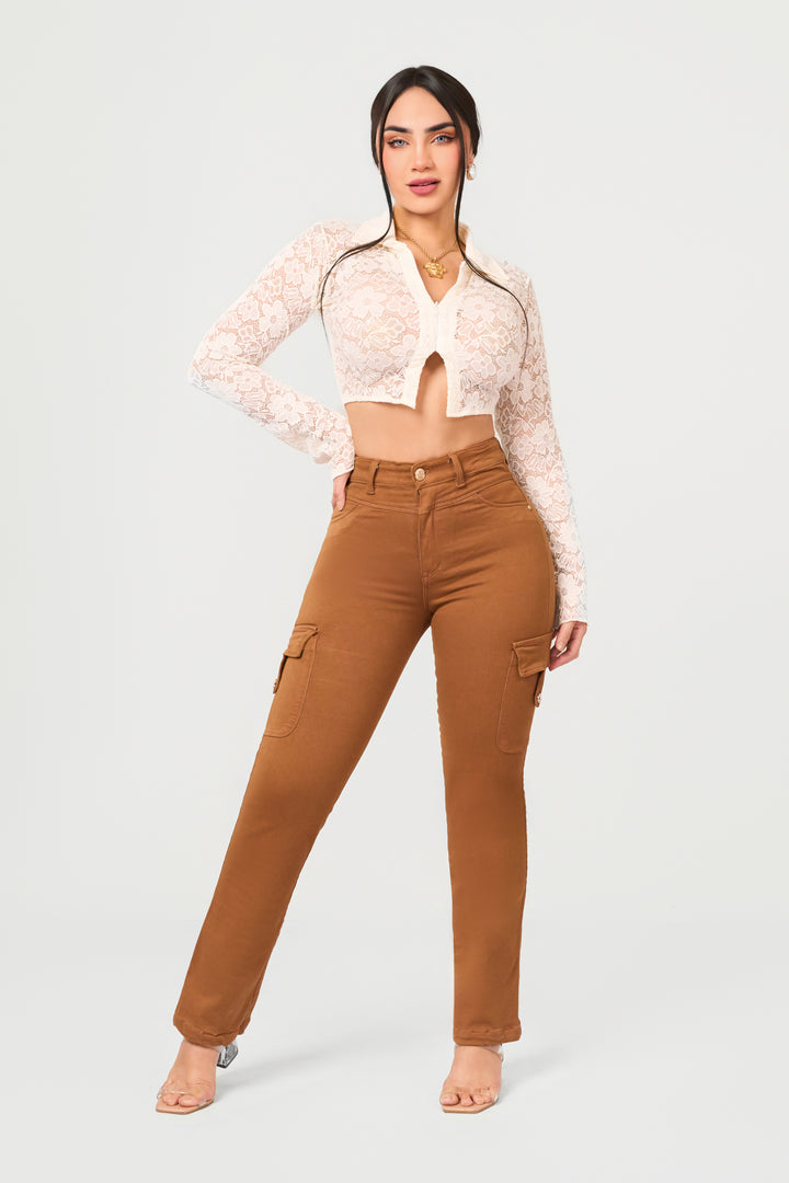 Pantalón bota recta de color terracota, y bolsillos laterales estilo cargo. 