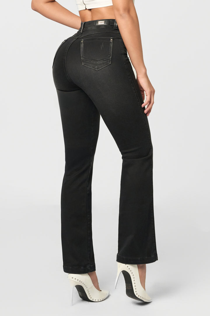 Jeans colombiano gris bota recta que realza tu figura con elegancia. Descubre los mejores jeans levanta cola online en Colombia.
