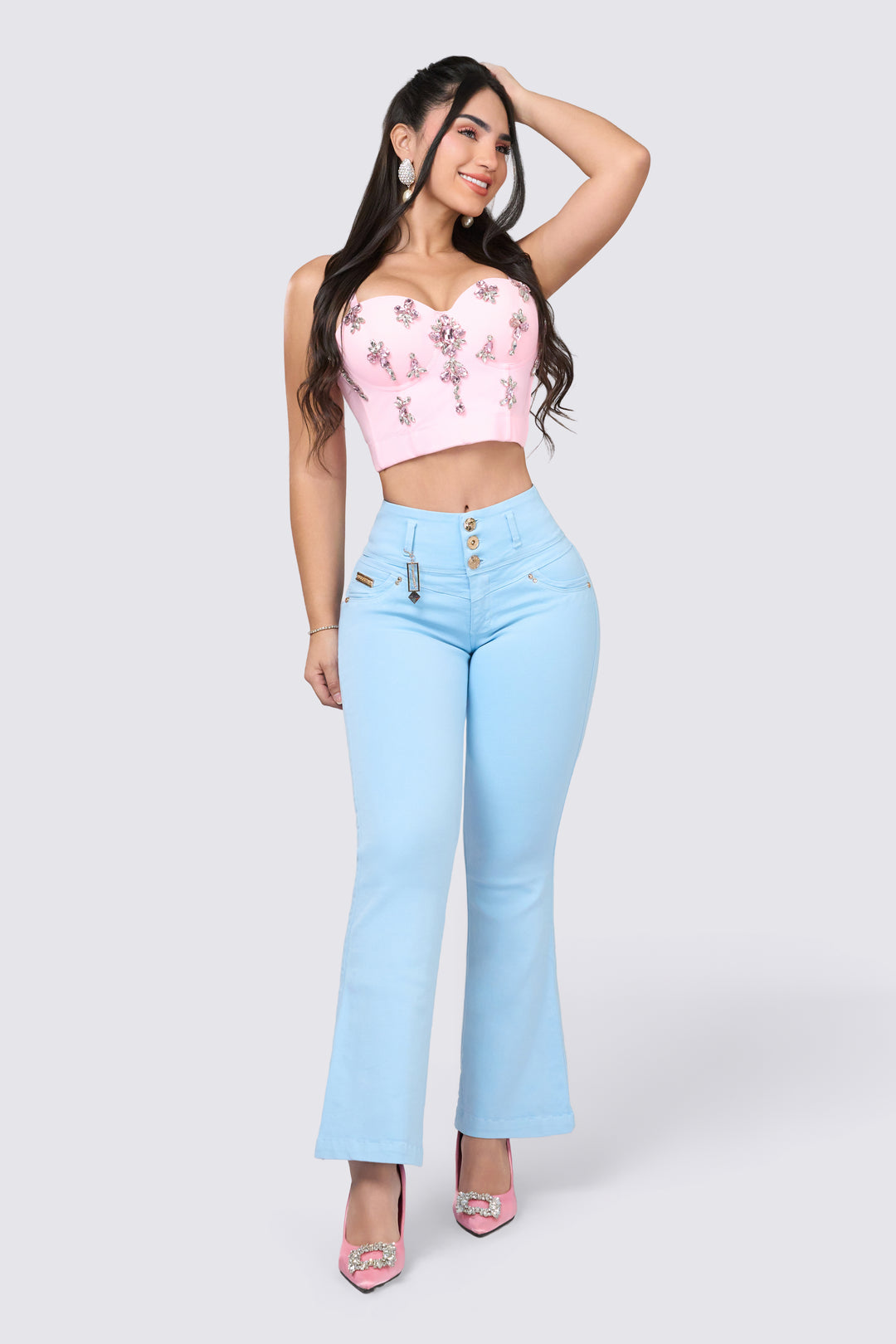 JEAN FLARE COLOR AZUL CELESTE, PRETINA ANCHA , TRES BOTONES FRONTALES, Y ACCESORIOS. 