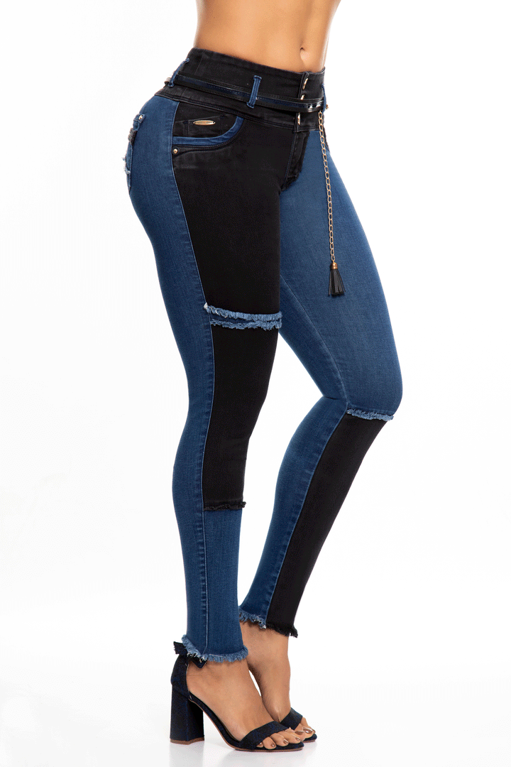 Skinny jeans tres botones, tiro medio, con cinturón ajustable. 