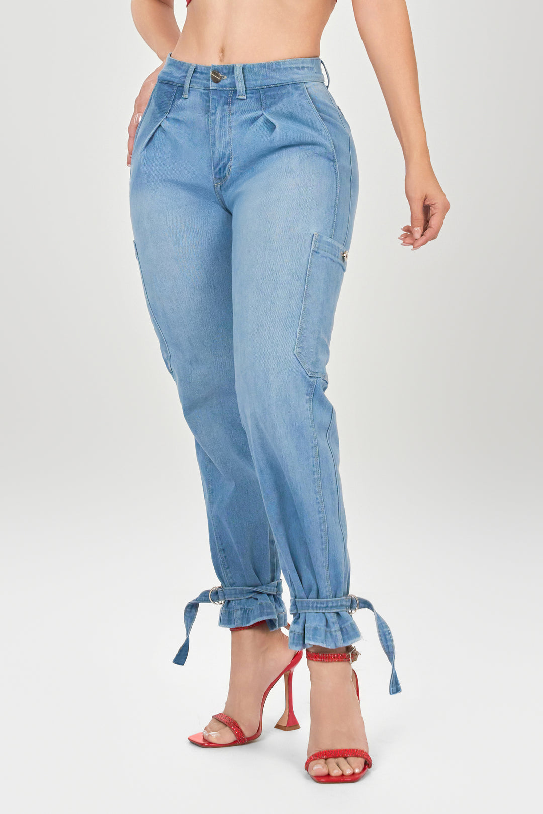 Pantalón color azul claro, de tiro medio, con pretina delgada de un solo botón, bolsillos laterales y hebillas en la bota para ajustar a tu elección. 