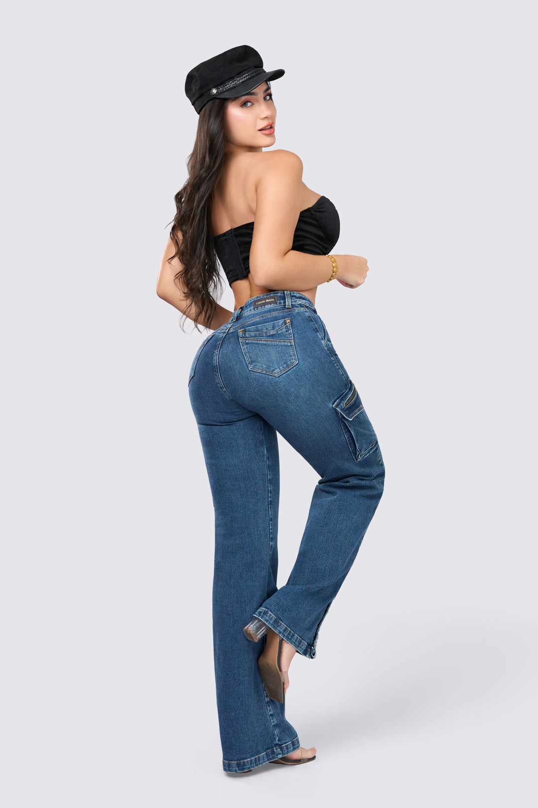 Pantalón cargo, de tiro alto, con ajuste holgado y bolsillos traseros. 