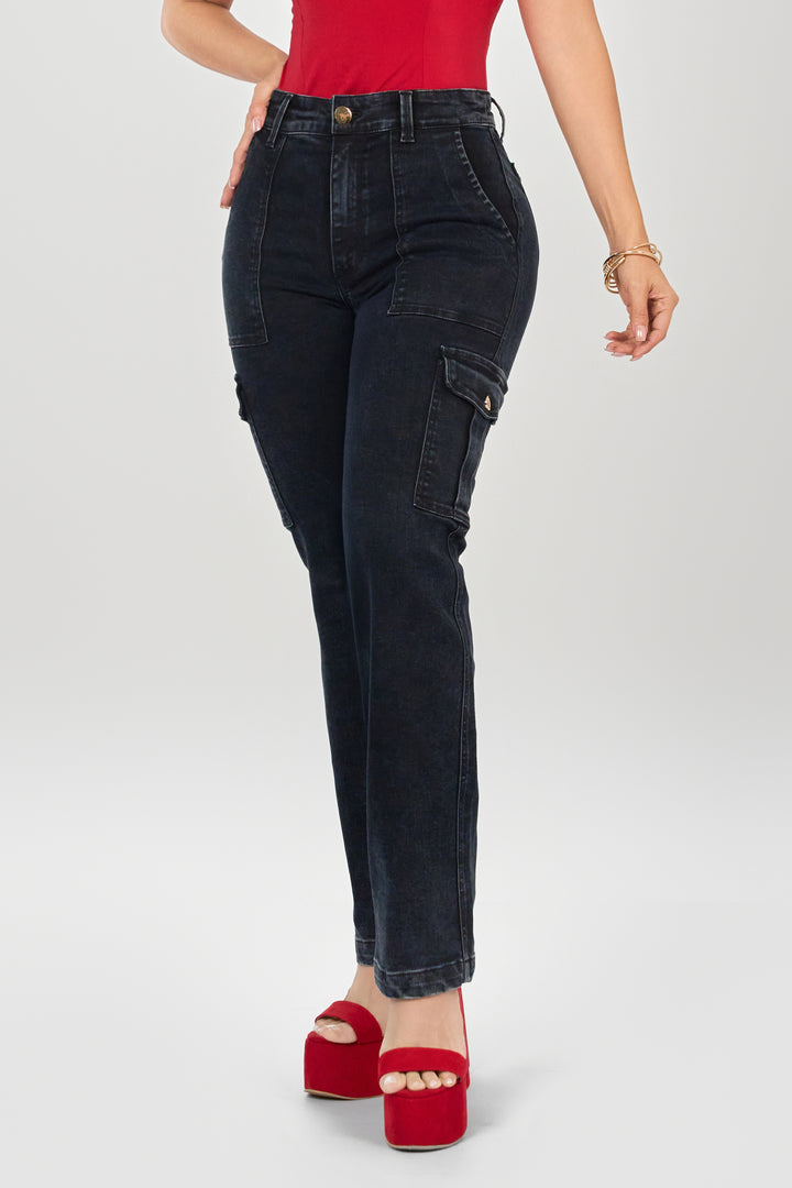 Pantalón color negro, con bolsillos laterales funcionales, pretina delgada con un solo botón.