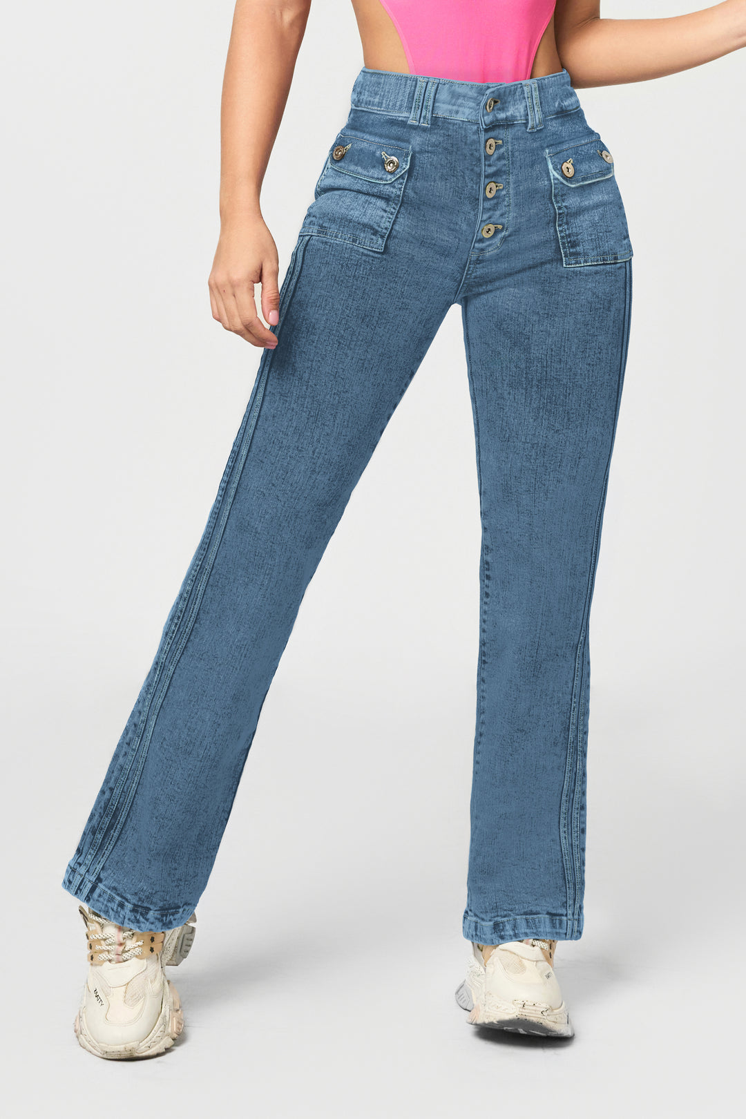 Jean de bota recta en color azul, cuatro botones en la pretina y bolsillos frontales.