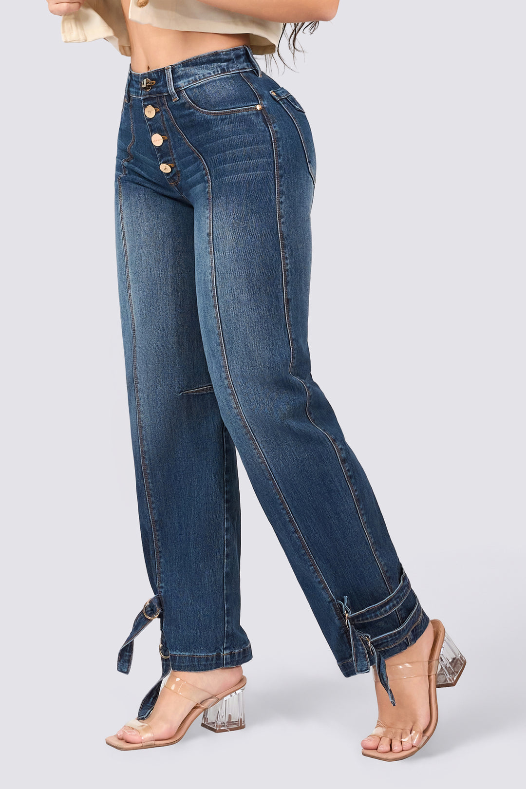 Jean wide leg confort, bolsillos traseros, tiro medio y ajuste perfecto. 