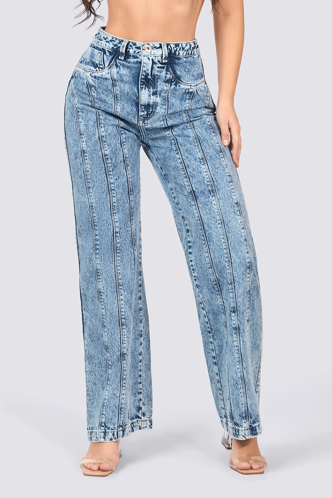 Jean wide leg azul claro, con costuras al frente que alargan la silueta. Diseño cómodo  y suave. 