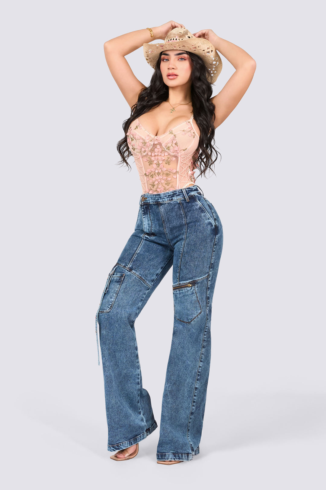 Jean wide leg azul medio, de silueta cómoda, pretina delgada de un solo botón. 