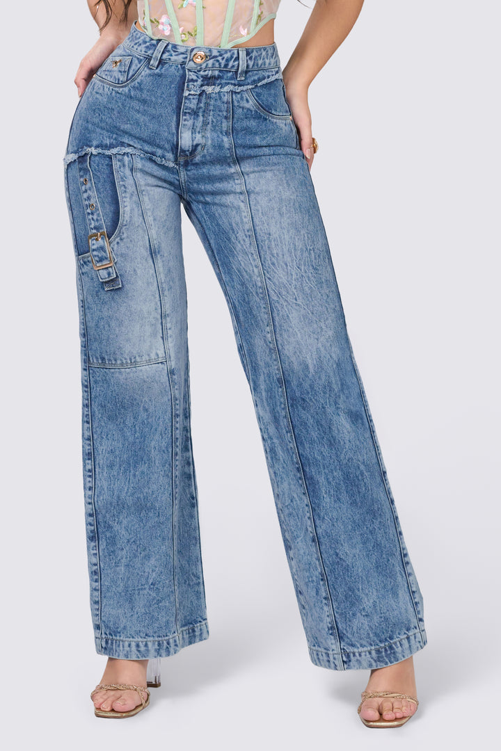 Jean wide leg, de tiro medio, con pretina delgada de un solo botón, con color azul lavado. 