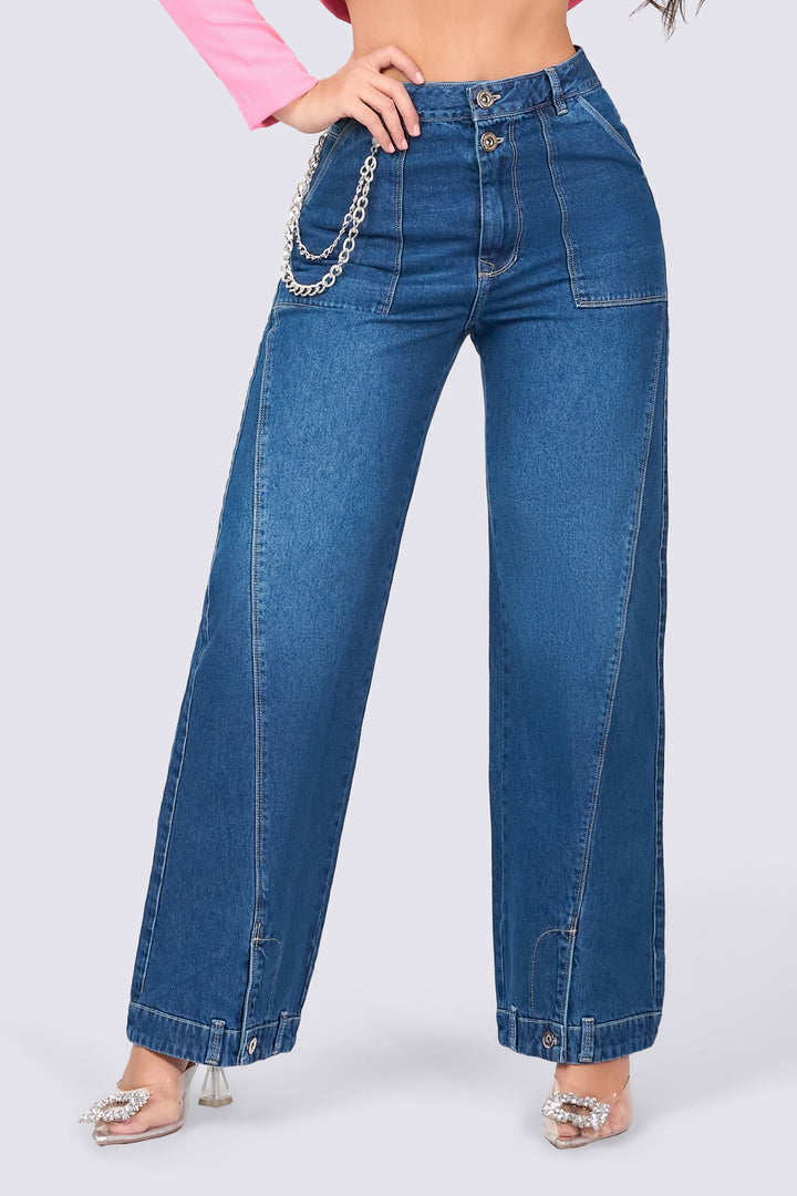 Jean wide leg de silueta amplia, con cadenas decorativas a los laterales,  bolsillos funcionales, con estilo cómodo y elegante. 