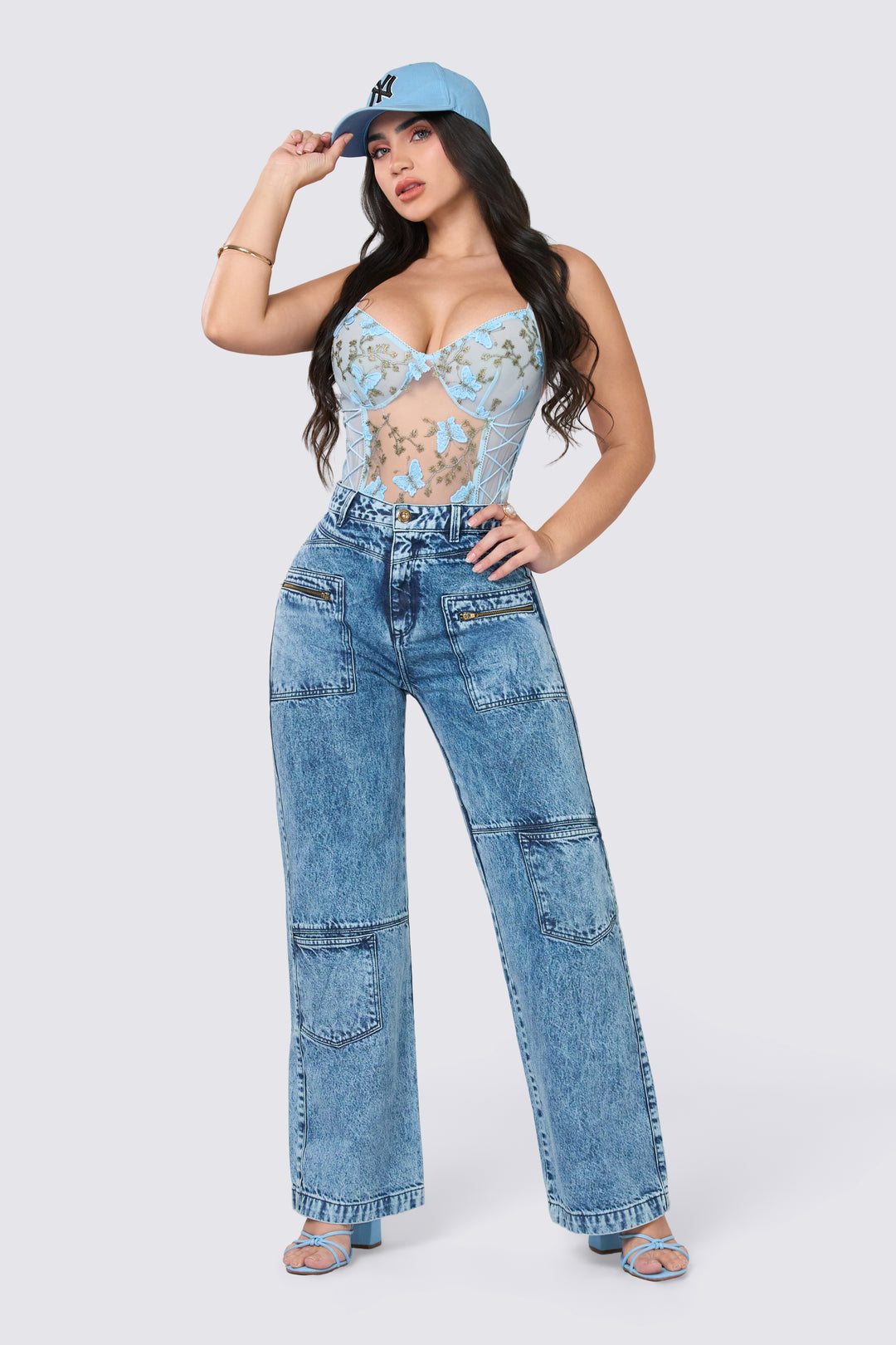 Jean wide leg, de tiro alto con bolsillos frontales y ajuste cómodo. 