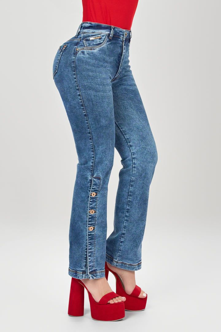 Pantalón azul, con tiro alto, con pretina delgada de un solo botón. En la parte inferior cuenta con tres botones decorativos laterales.
