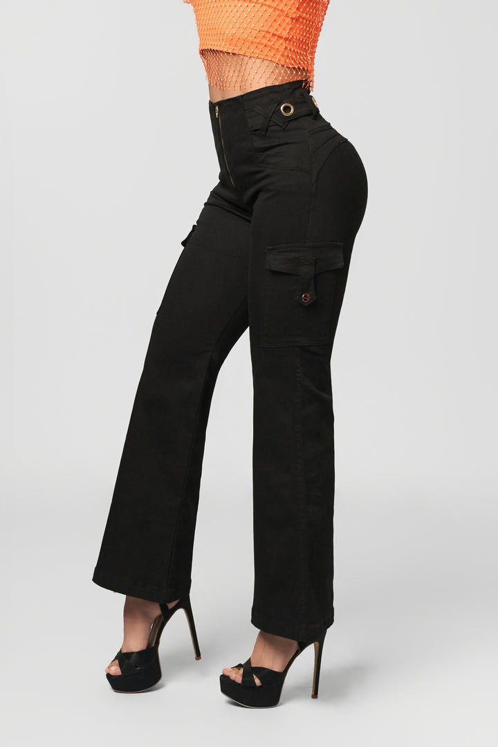 Pantalón color negro, tiro alto, con cierre frontal y bolsillos laterales. 