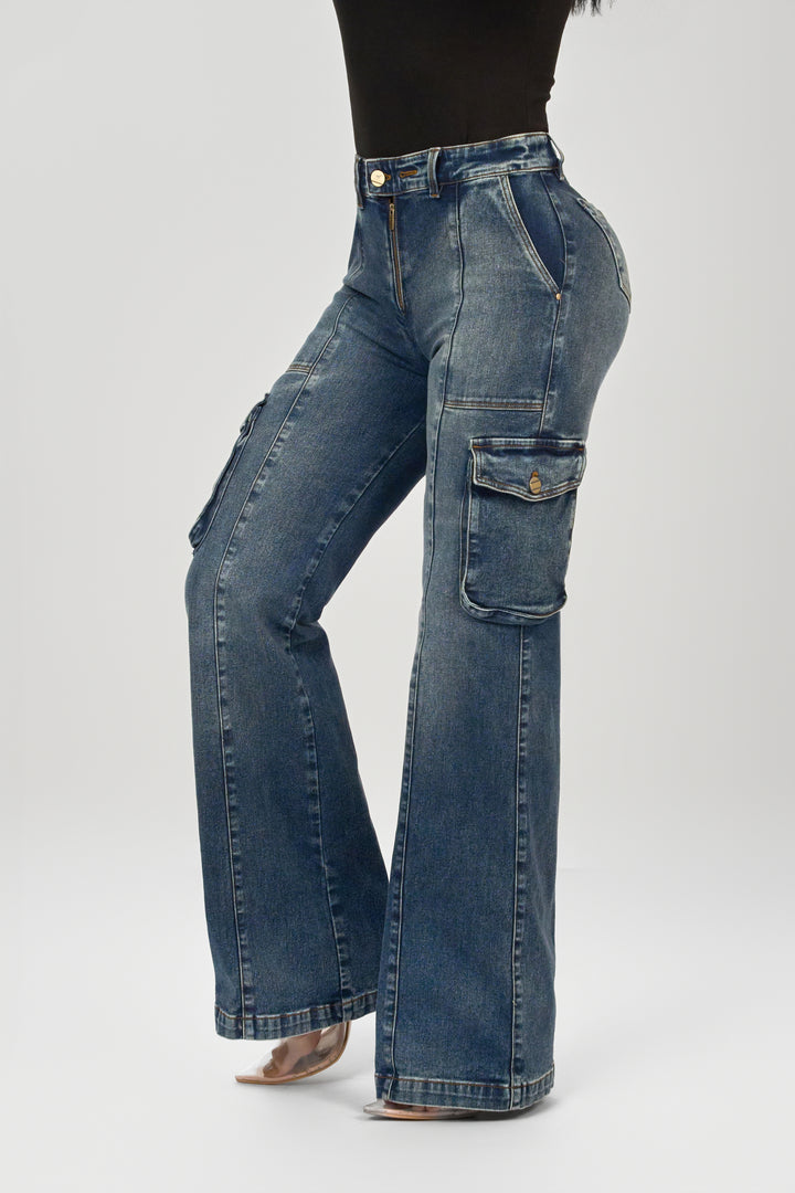 Pantalón bota recta con bolsillos funcionales a lo laterales, con efecto de deslavado, cierre frontal y pretina delgada, jean cómodo y con mucho estilo. 