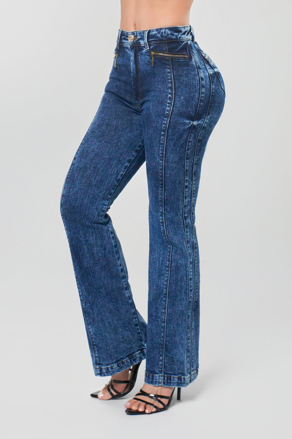 Pantalón denim en color azul, bota recta, de tiro medio con pretina delgada de un solo botón. 