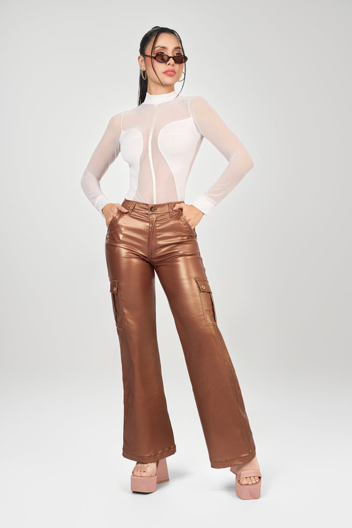Pantalón color bronce, bota recta, con bolsillos laterales y traseros funcionales. 