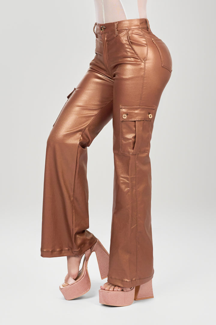 PANTALÓN EFECTO CUERO BRONCE 6894