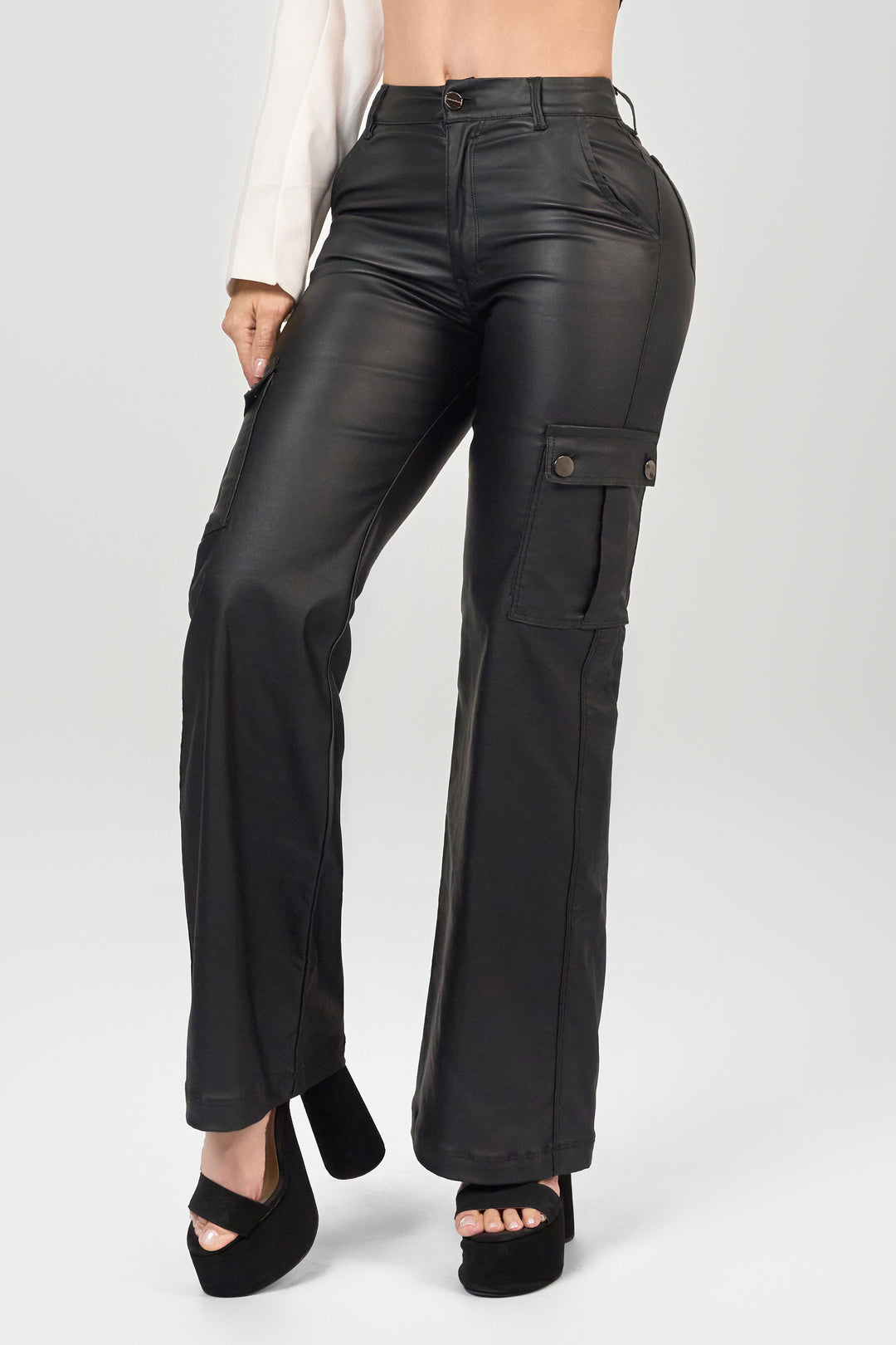 PANTALÓN EFECTO CUERO NEGRO 6887