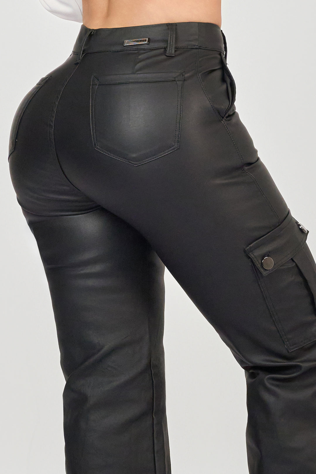 PANTALÓN EFECTO CUERO NEGRO 6887