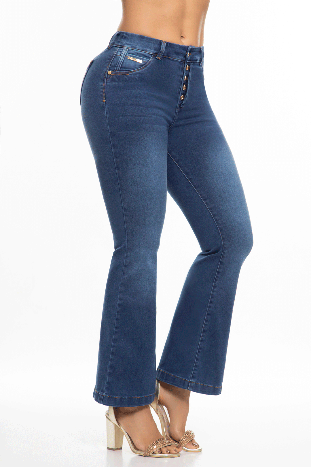 Pantalón bota campana, tiro medio, con cinco botones, pretina delgada. 