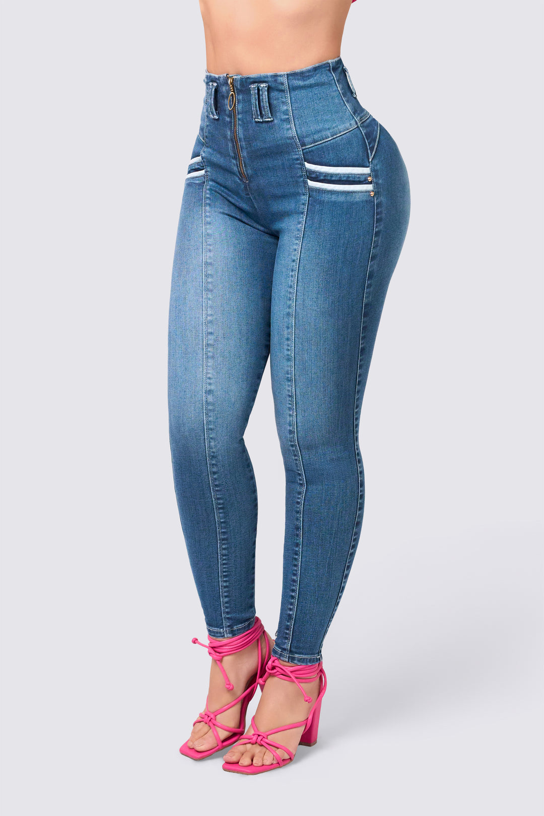 Skinny jeans azul, de tiro alto con cierre frontal, sin bolsillos traseros y ajuste perfecto. 