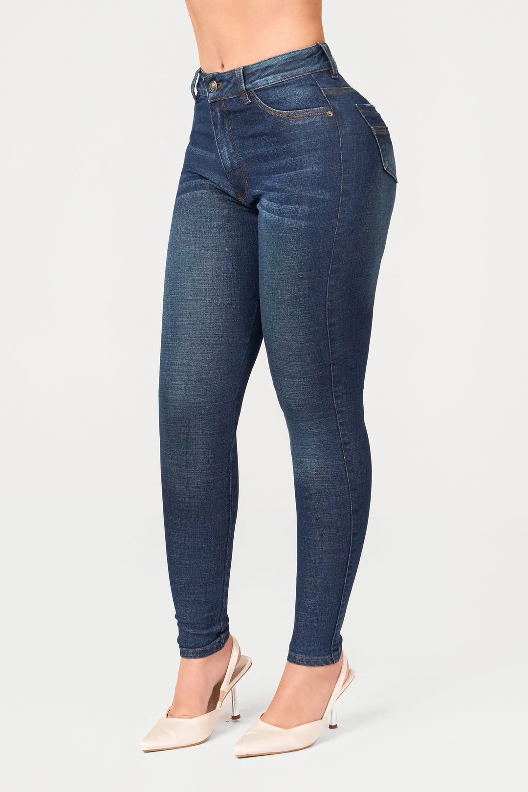 Skinny jeans color azul escuro, con un estilo clásico. 