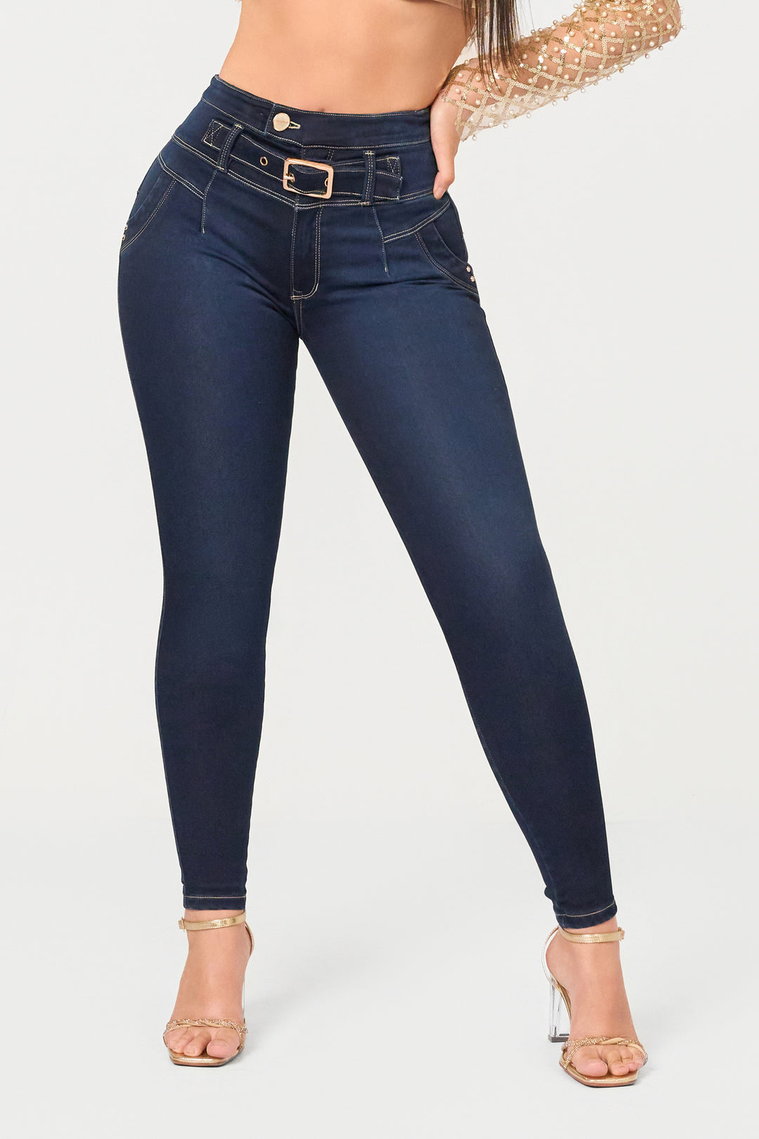 Skinny jean color azul oscuro con pretina alta, correa en cintura de denim y  hebilla ajustable. 