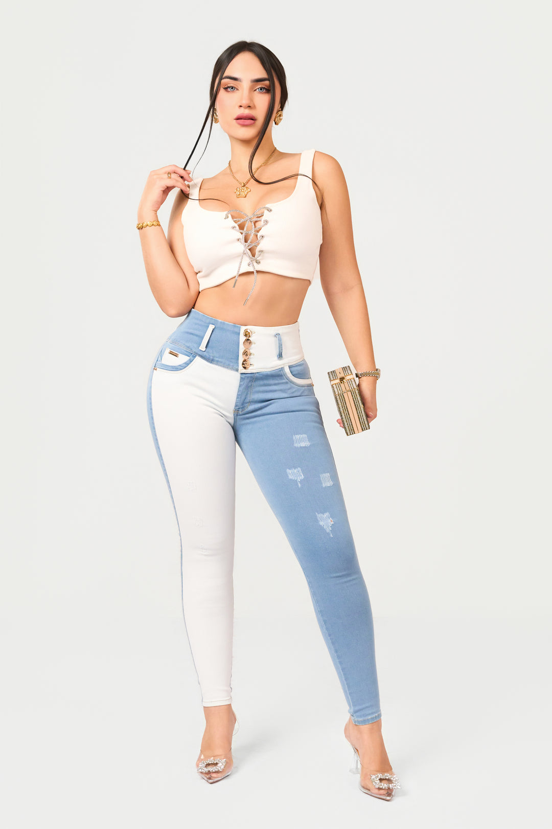 Pantalón skinny jeans, de tiro alto con 5 botones delanteros, combinado en azul y blanco.