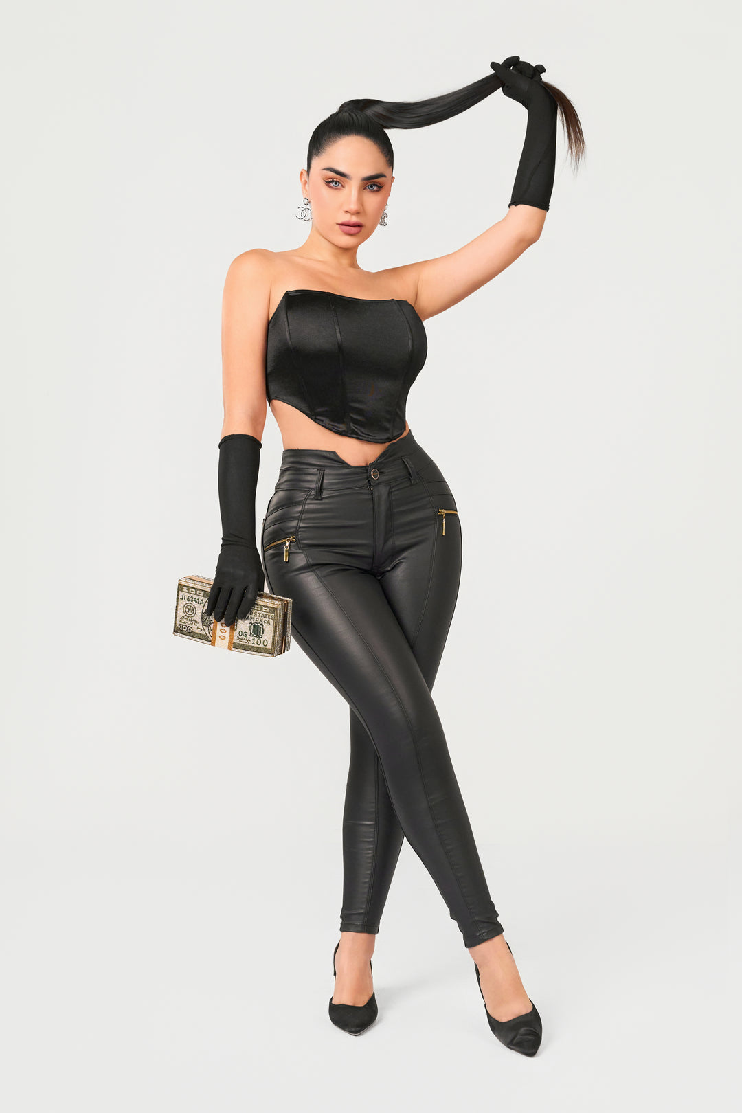 Pantalón efecto cuero en color negro, levanta cola, suave y cómodo. 