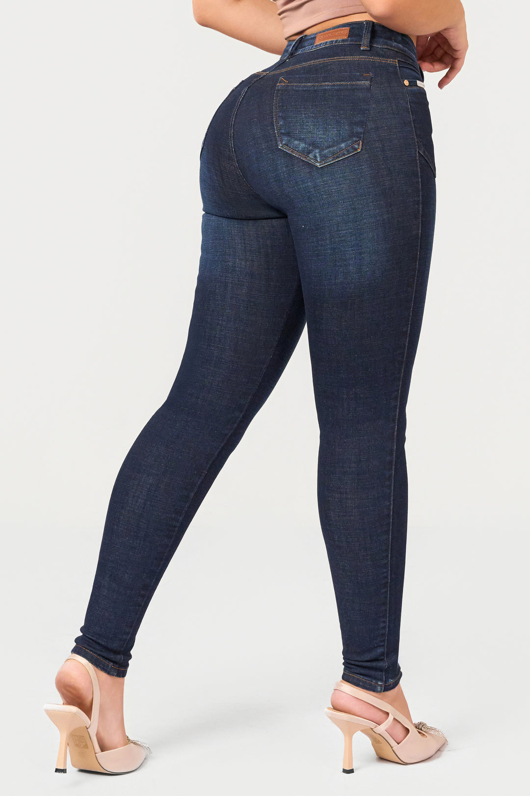 Skinny jeans color zul oscuro con bolsillos traseros y diseño versátil. 