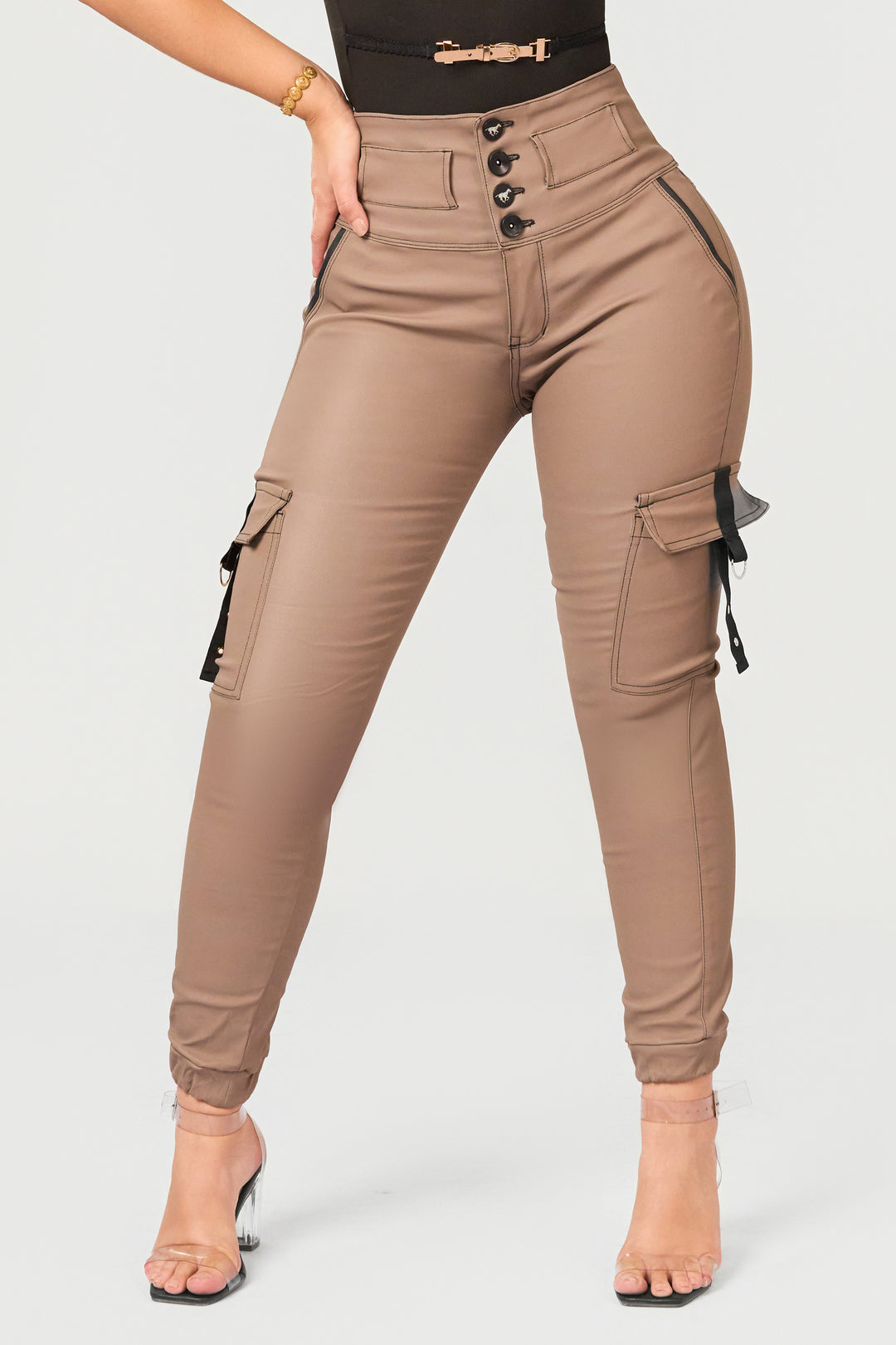 Pantalón skinny efecto cuero de color marrón, con bolsillos estilo cargo. 