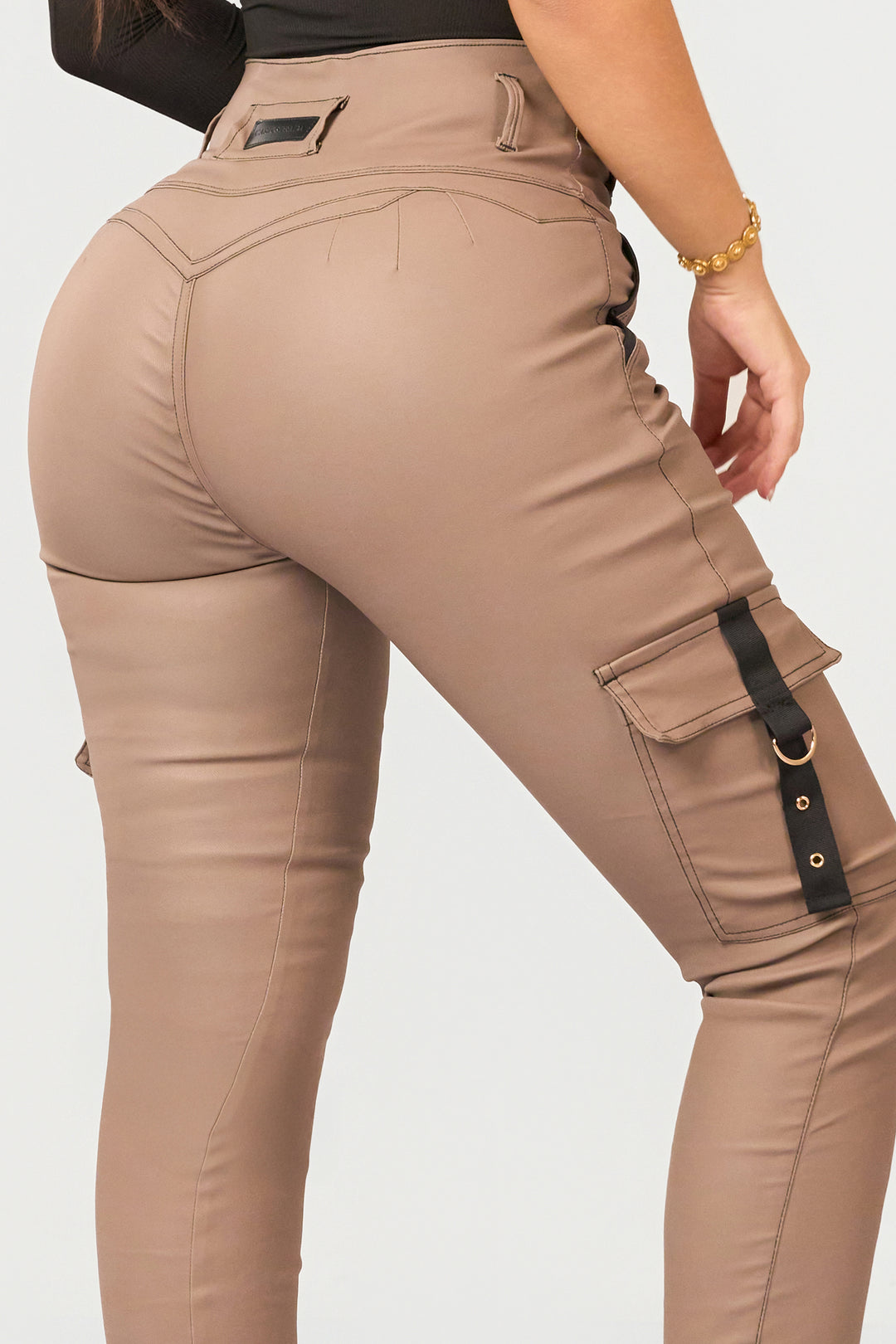 PANTALÓN EFECTO CUERO 7005