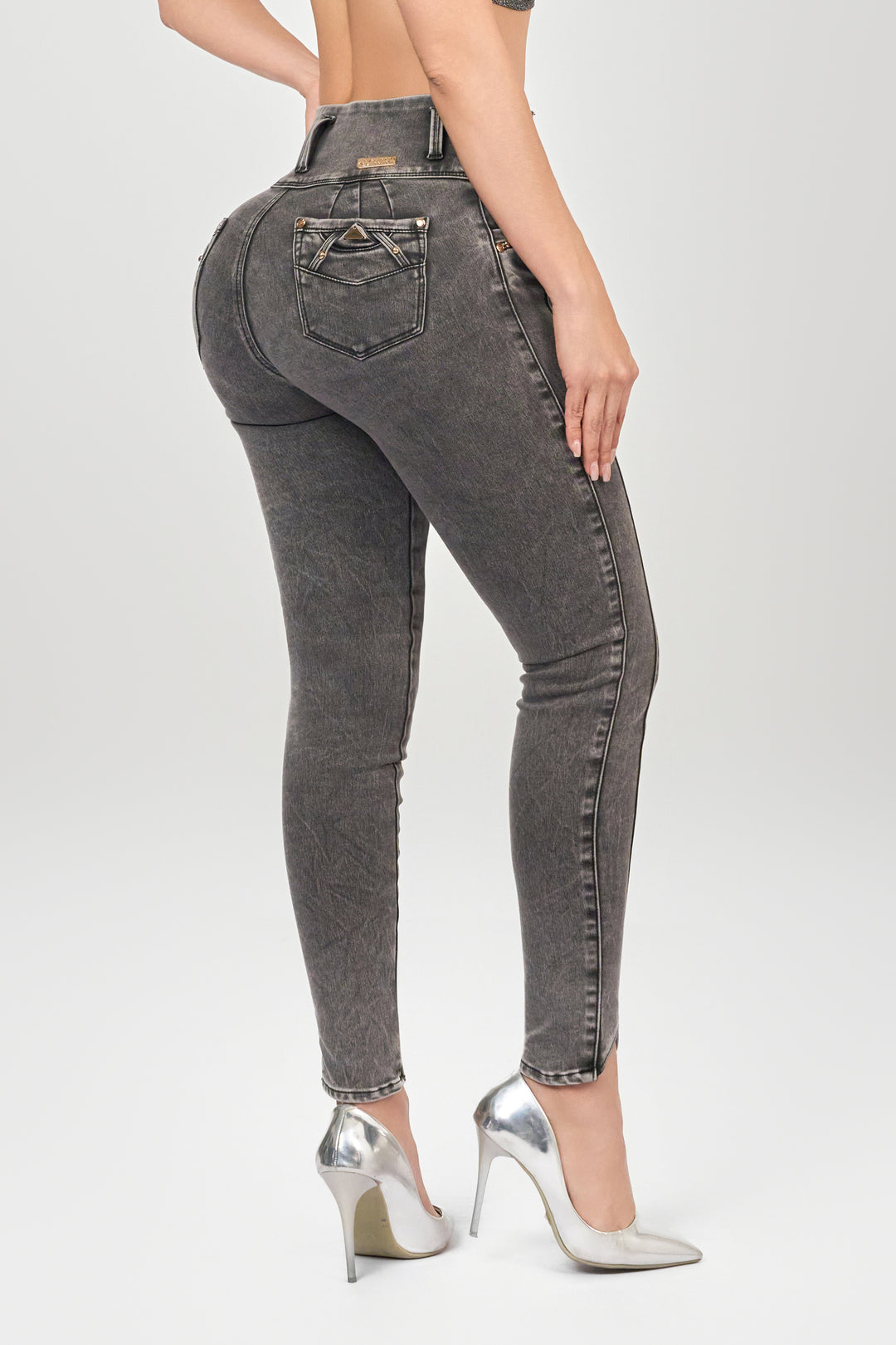 Skinny jeans color gris, tiro alto, con diseño en bota.