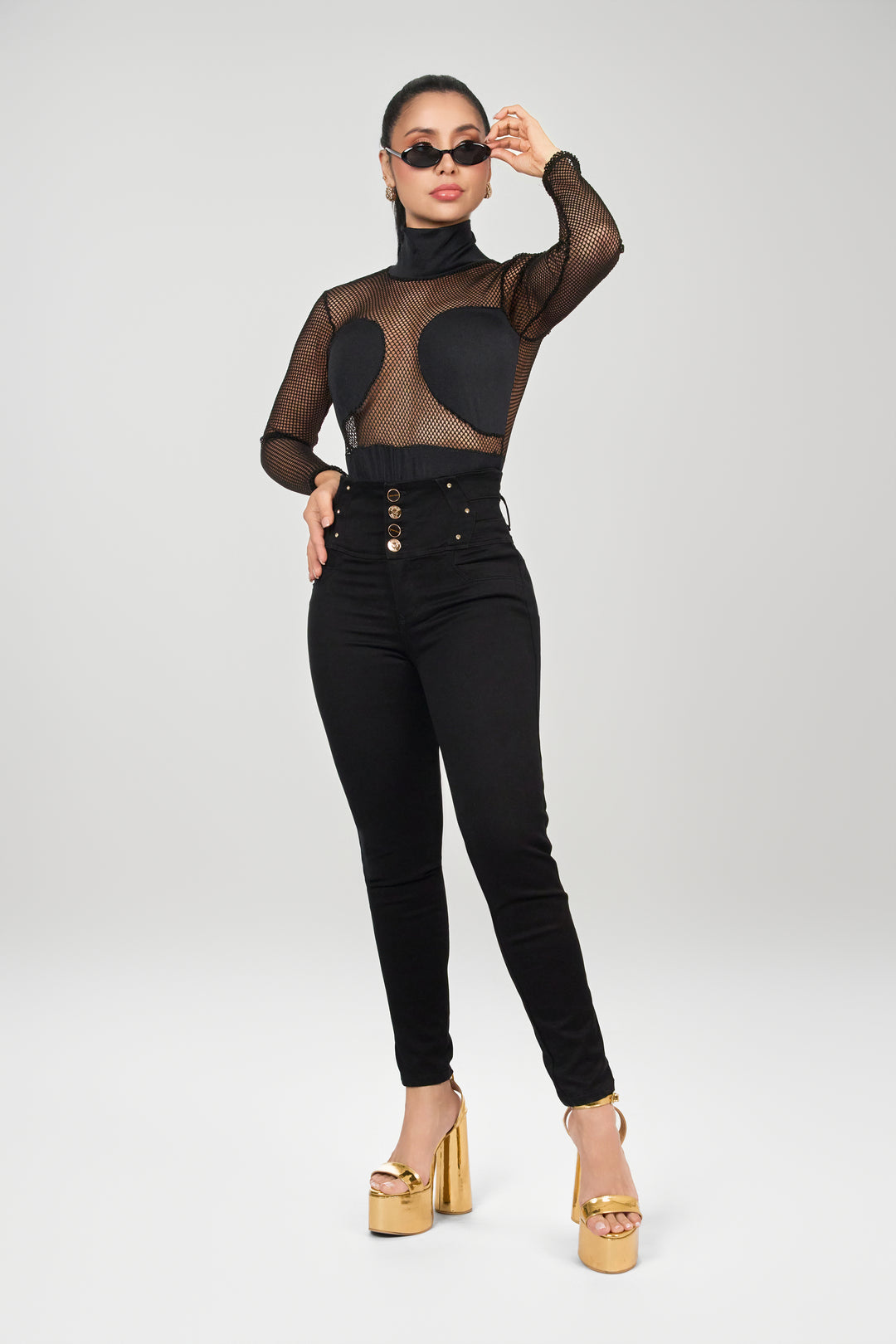 Skinny jeans color negro, de pretina ancha  con cuatro botones delanteros y sin bolsillos traseros. 